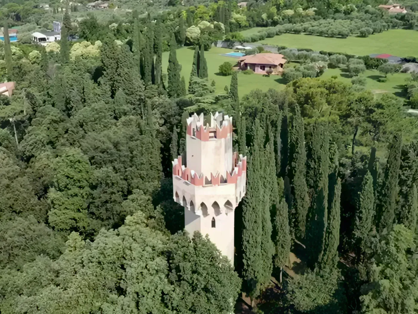La Torre Grande tra i cipressi del Parco degli Albertini