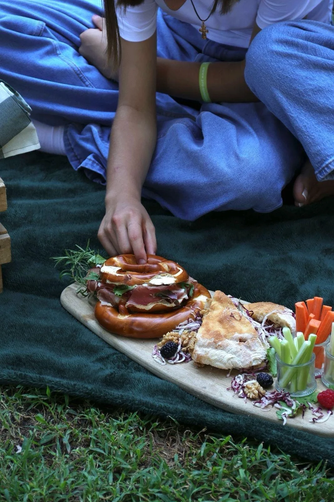 Un tagliere Hortus con salumi, formaggi e focaccia nella luce calda